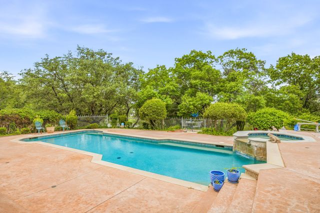 2002 W Emerald Bend Court, Granbury, TX 76049