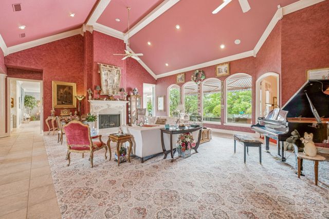 2002 W Emerald Bend Court, Granbury, TX 76049