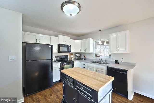 90 IVY DR, Manchester, PA 17345