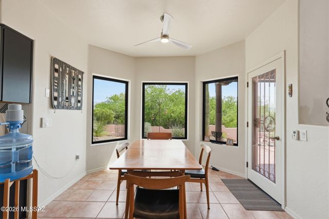 1097 W Corte Del Pintor, Green Valley, AZ 85614