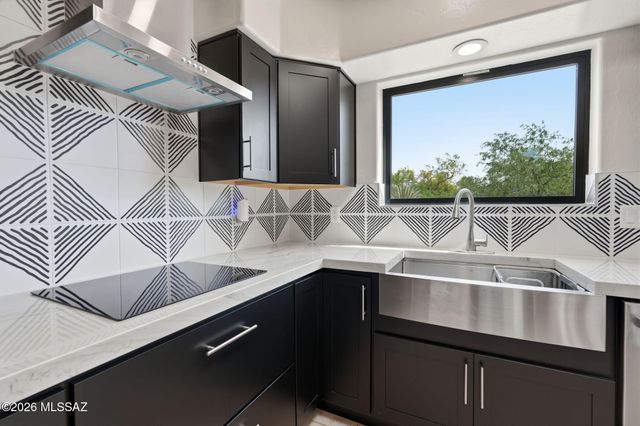 1097 W Corte Del Pintor, Green Valley, AZ 85614