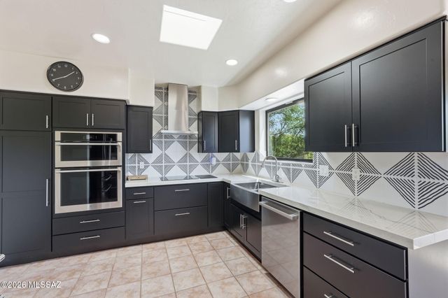 1097 W Corte Del Pintor, Green Valley, AZ 85614