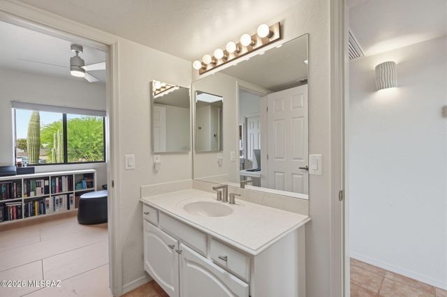 1097 W Corte Del Pintor, Green Valley, AZ 85614