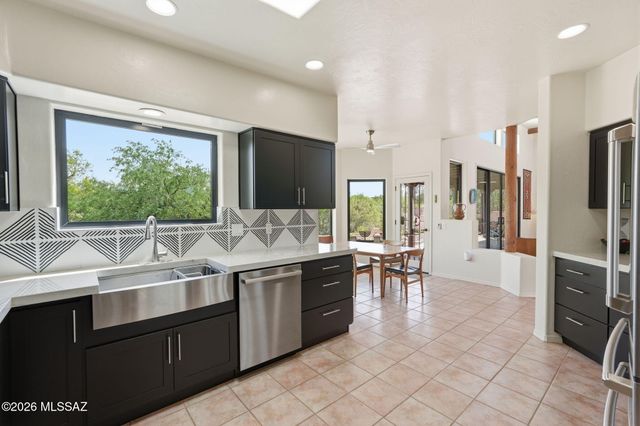 1097 W Corte Del Pintor, Green Valley, AZ 85614