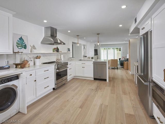 255 2nd AVE S 6, Naples, FL 34102