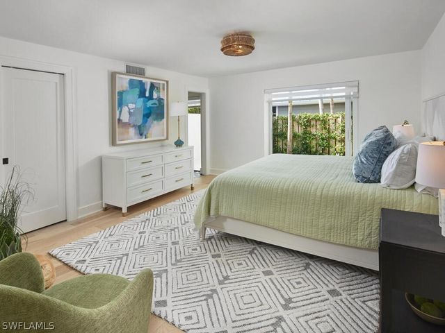 255 2nd AVE S 6, Naples, FL 34102