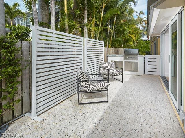 255 2nd AVE S 6, Naples, FL 34102