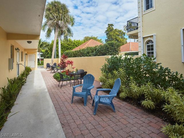 255 2nd AVE S 6, Naples, FL 34102