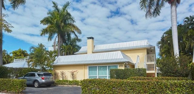 255 2nd AVE S 6, Naples, FL 34102