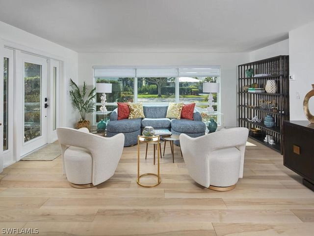 255 2nd AVE S 6, Naples, FL 34102