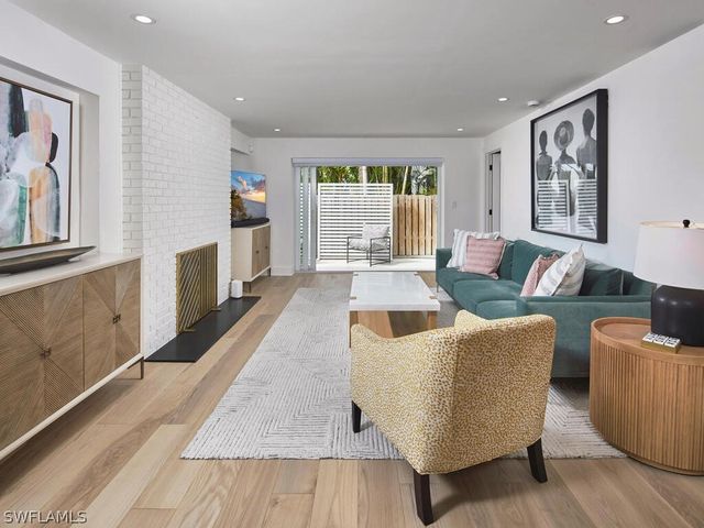 255 2nd AVE S 6, Naples, FL 34102