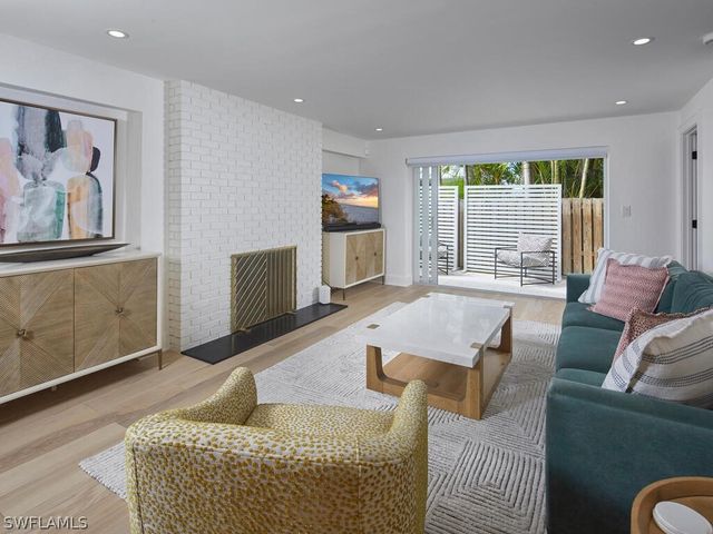 255 2nd AVE S 6, Naples, FL 34102