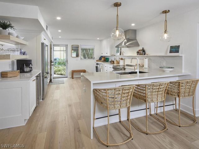 255 2nd AVE S 6, Naples, FL 34102