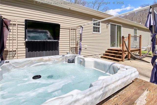 965 McComas Branch Road, Milton, WV 25541