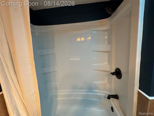 28747 West Road, New Boston, MI 48164