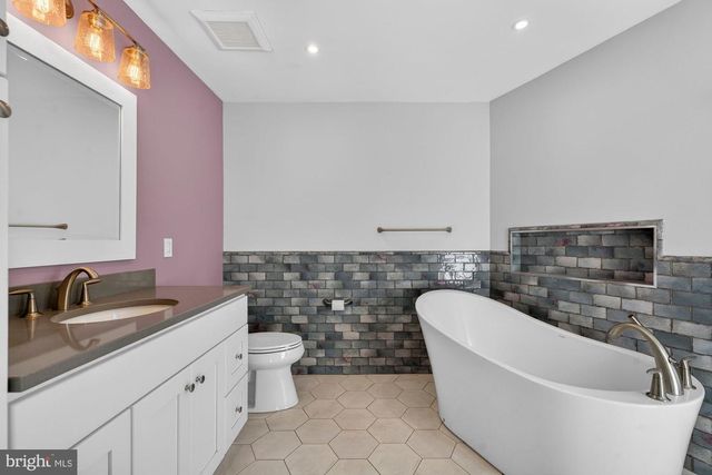 207-A PARK ST SE, Vienna, VA 22180