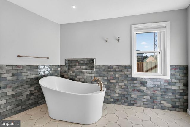 207-A PARK ST SE, Vienna, VA 22180