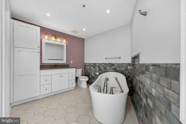 207-A PARK ST SE, Vienna, VA 22180