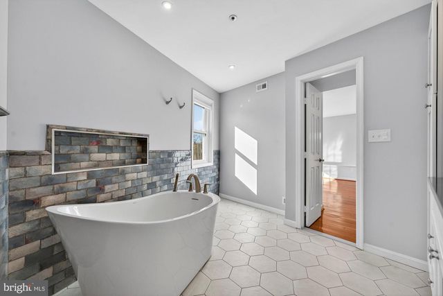 207-A PARK ST SE, Vienna, VA 22180