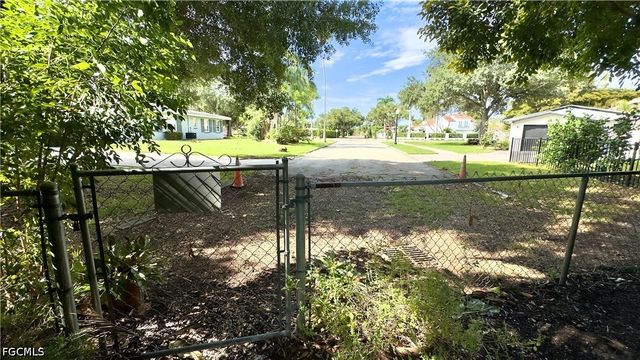 1364 Shadow LN, Fort Myers, FL 33901