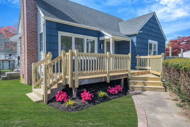 150 Spur Drive S, Bay Shore, NY 11706