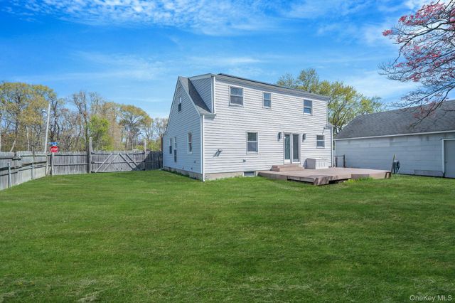150 Spur Drive S, Bay Shore, NY 11706