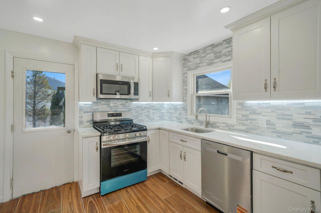 150 Spur Drive S, Bay Shore, NY 11706