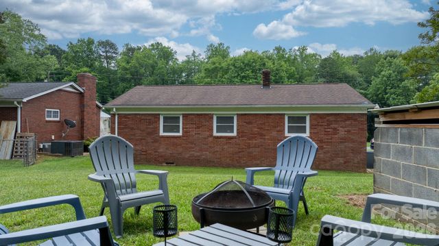 1423 16th Avenue NE, Hickory, NC 28601