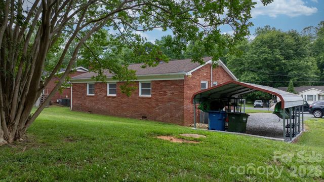 1423 16th Avenue NE, Hickory, NC 28601