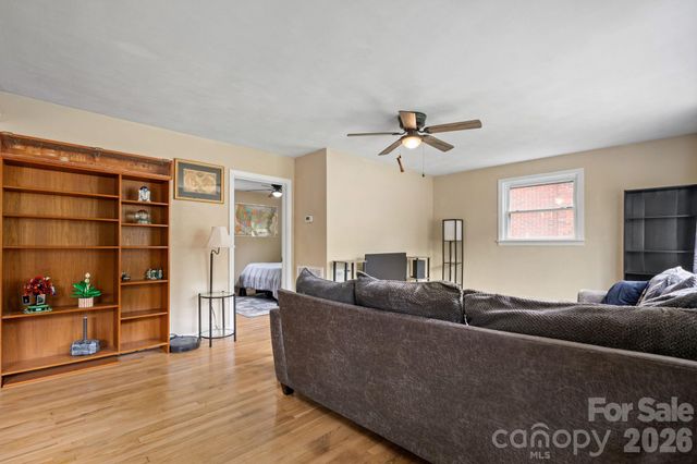 1423 16th Avenue NE, Hickory, NC 28601
