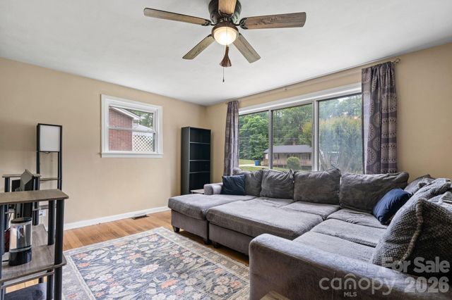 1423 16th Avenue NE, Hickory, NC 28601