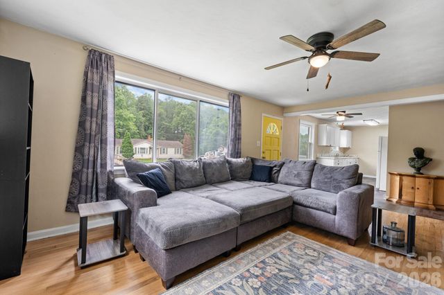 1423 16th Avenue NE, Hickory, NC 28601