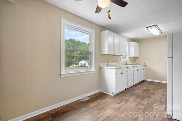 1423 16th Avenue NE, Hickory, NC 28601