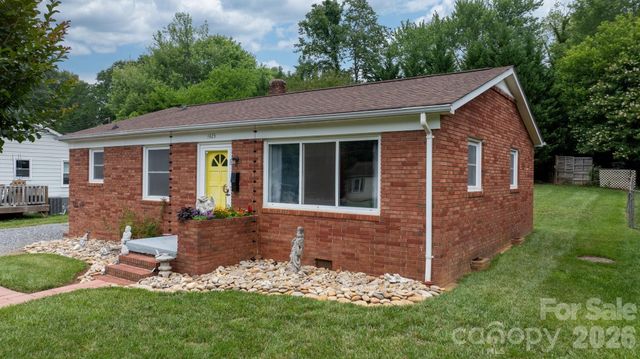 1423 16th Avenue NE, Hickory, NC 28601