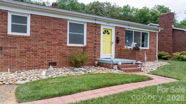 1423 16th Avenue NE, Hickory, NC 28601