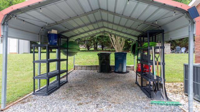 1423 16th Avenue NE, Hickory, NC 28601