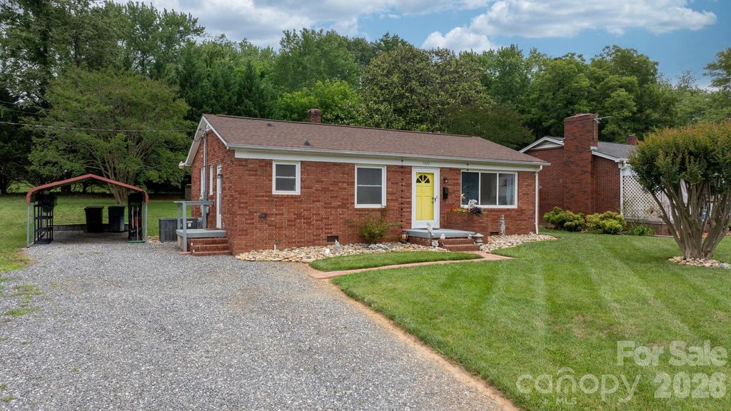 1423 16th Avenue NE, Hickory, NC 28601