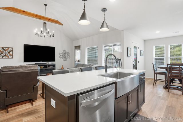 7207 E 131st Place S, Bixby, OK 74008