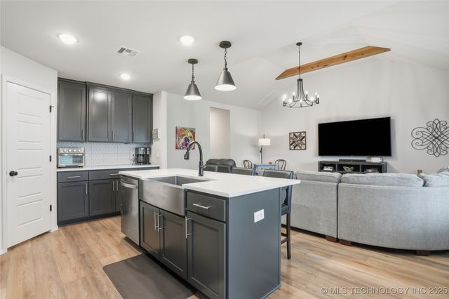 7207 E 131st Place S, Bixby, OK 74008