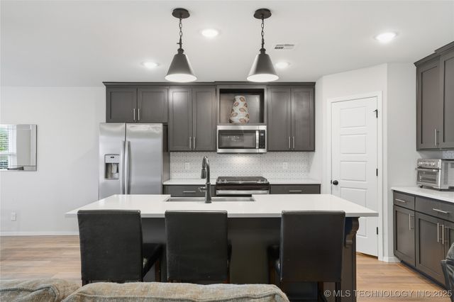 7207 E 131st Place S, Bixby, OK 74008