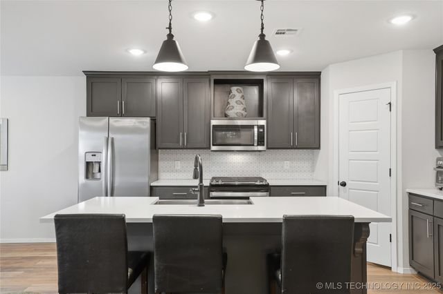 7207 E 131st Place S, Bixby, OK 74008