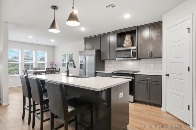 7207 E 131st Place S, Bixby, OK 74008