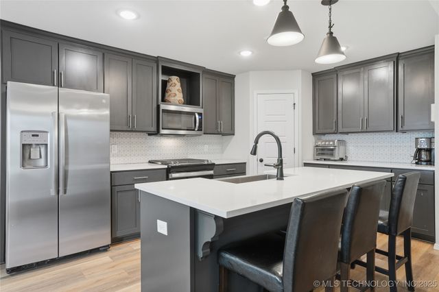 7207 E 131st Place S, Bixby, OK 74008