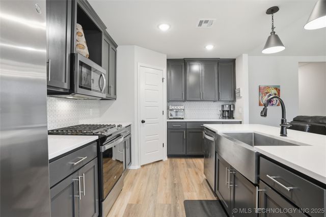 7207 E 131st Place S, Bixby, OK 74008