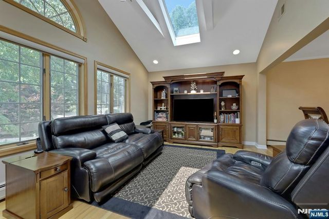 33 Hurlbut Street, Westwood, NJ 07675