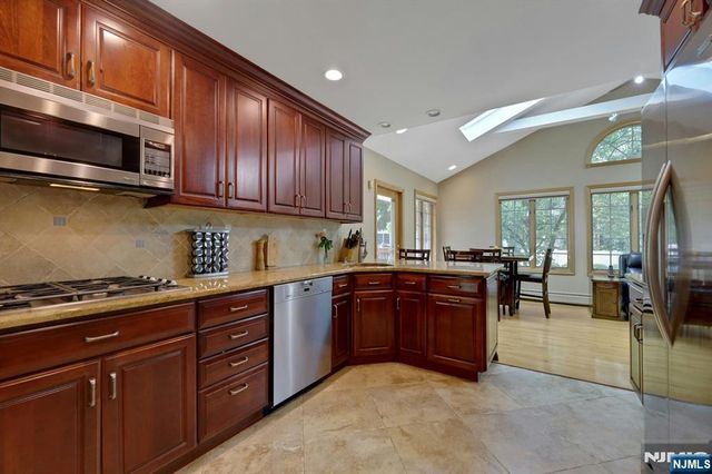 33 Hurlbut Street, Westwood, NJ 07675
