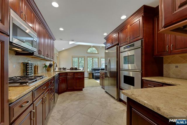 33 Hurlbut Street, Westwood, NJ 07675