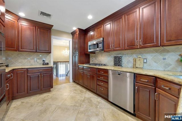33 Hurlbut Street, Westwood, NJ 07675