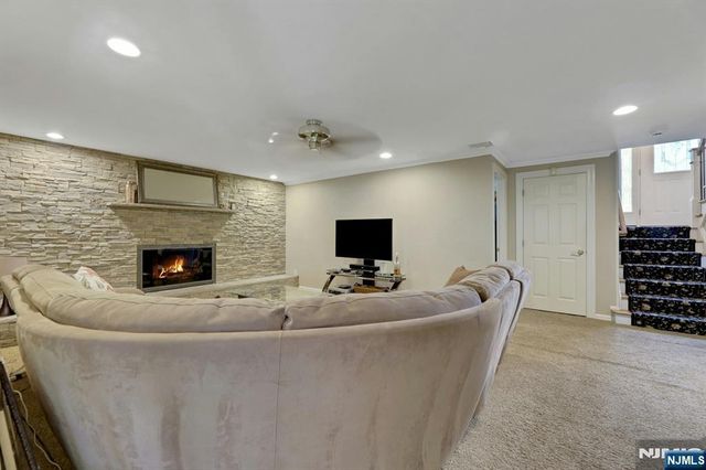 33 Hurlbut Street, Westwood, NJ 07675