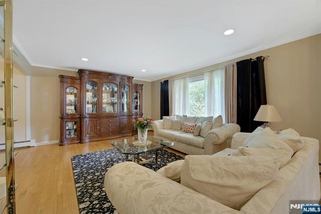 33 Hurlbut Street, Westwood, NJ 07675